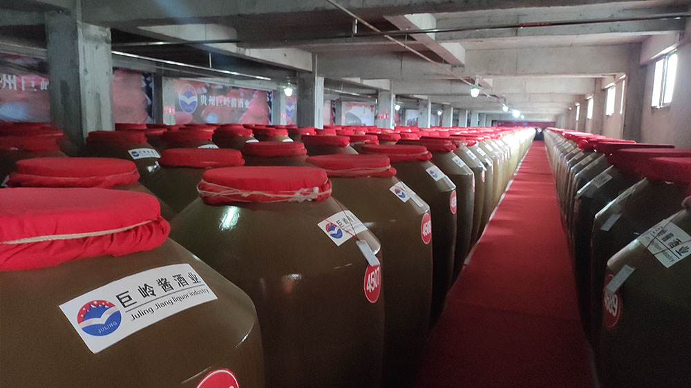 为什么酱香酒要用陶缸窖藏？
